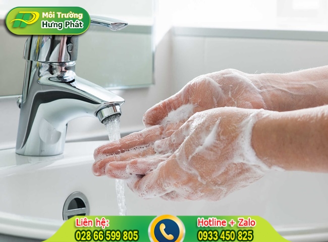 V&ograve;i nước bồn rửa mặt bị tắc khiến sinh hoạt gặp nhiều bất tiện