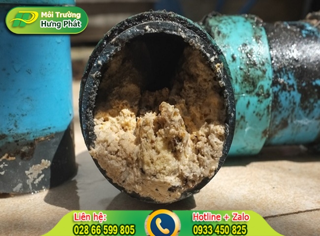 Dầu mỡ b&aacute;m l&acirc;u ng&agrave;y dẫn đến b&iacute;t tắc cống tho&aacute;t nước